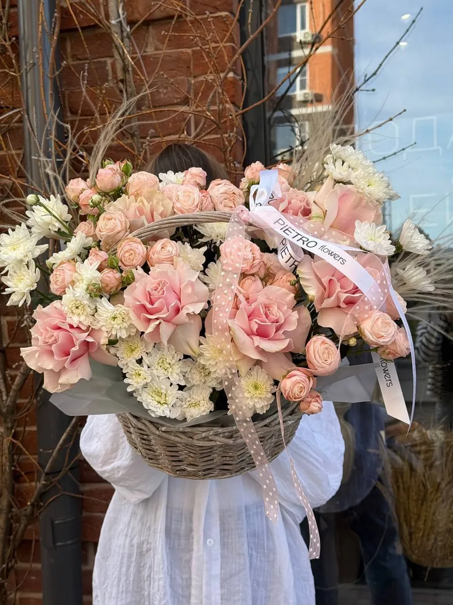Букет «Пудровое счастье» — корзина из персиковых роз, Pietro Flowers